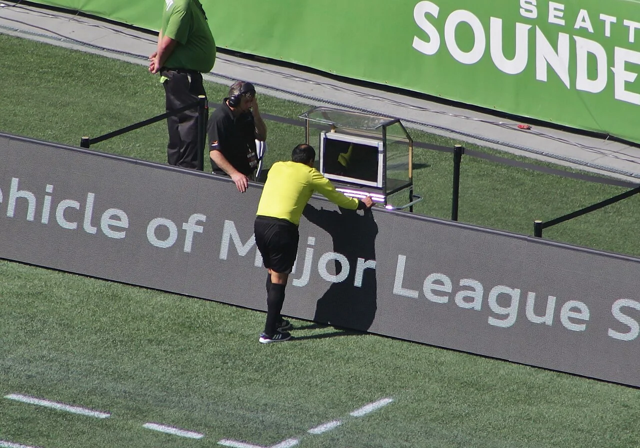 La VAR au football : comment fonctionne l'arbitrage vidéo ?