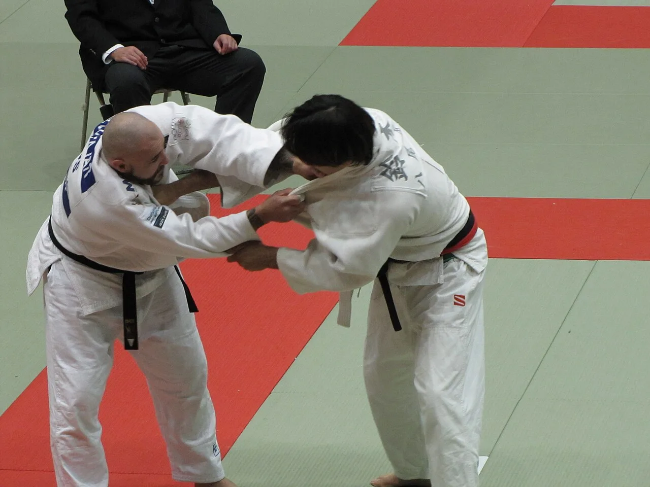 Deux judokas ceinture noire en saisie lors d'une compétition