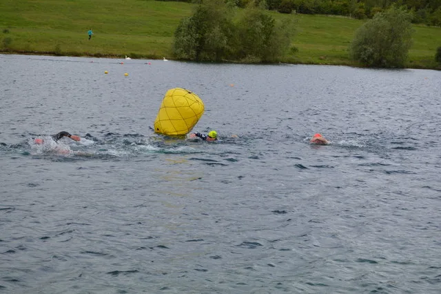 Nageur en eau libre contournant une bouée de parcours