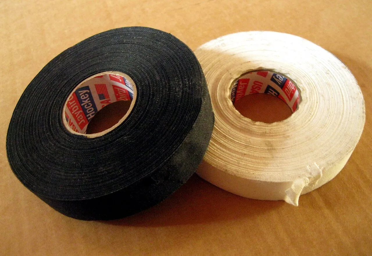 Tape de hockey : noir ou blanc, quelle couleur choisir ?