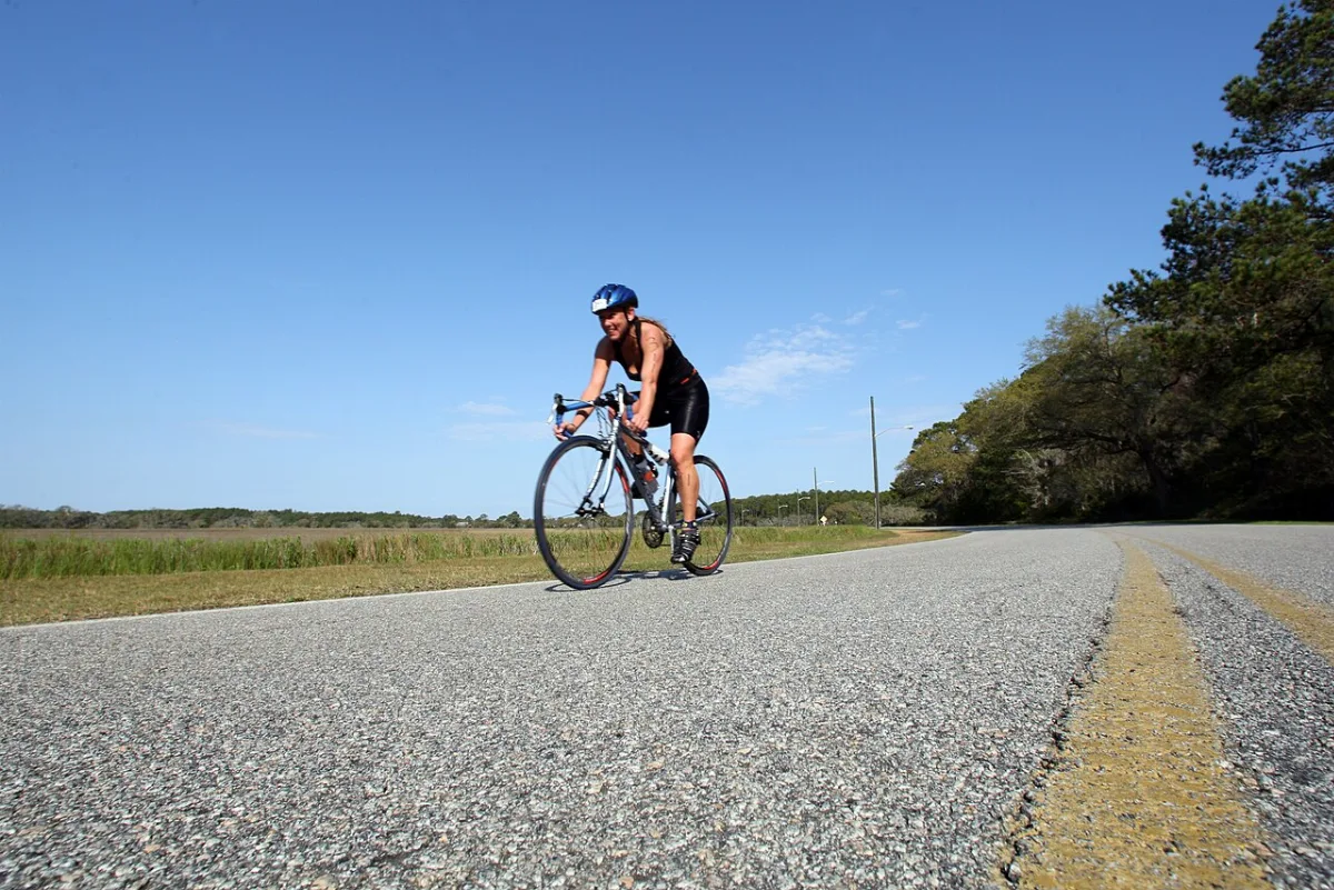 Triathlète sur la partie vélo