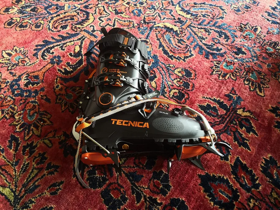 Chaussure de ski de randonnée équipée d'un crampon