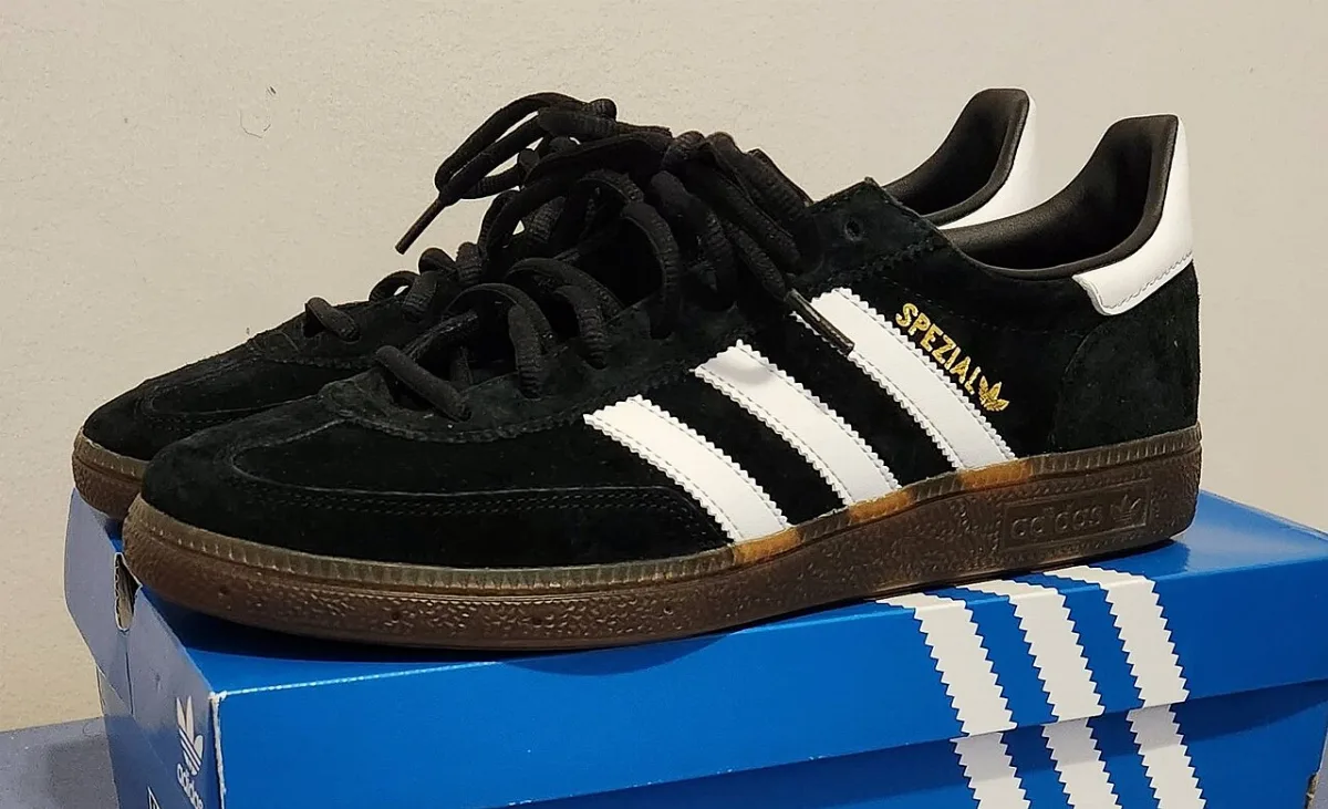 Chaussures de salle à semelle en gomme