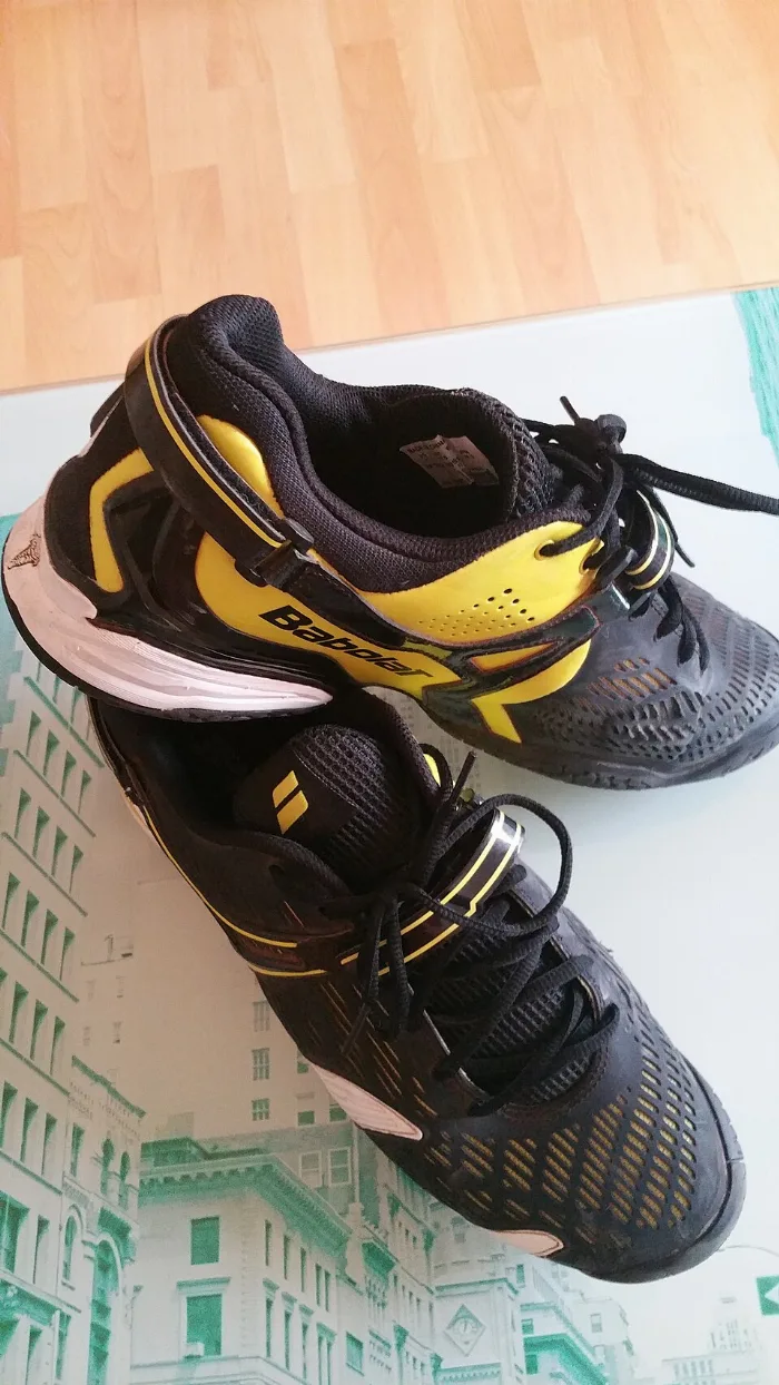 Chaussures de tennis vues de côté