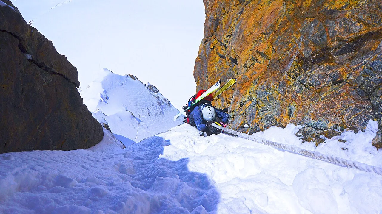 Crampons et piolet en ski de randonnée : s'équiper pour les couloirs