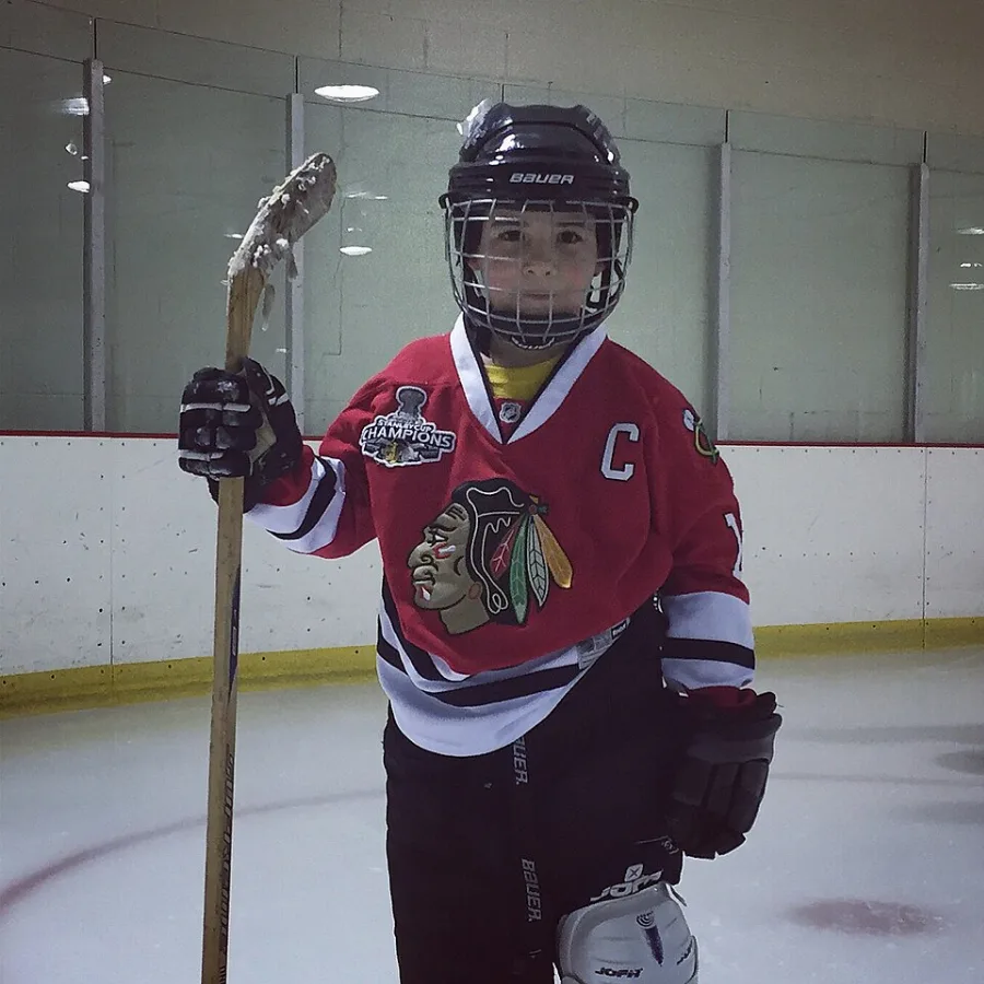 Jeune hockeyeur portant un casque avec grille intégrale