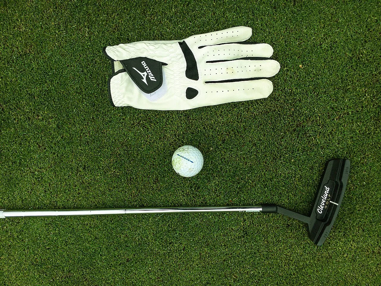Gant de golf : pourquoi en porter un, et un seul ?