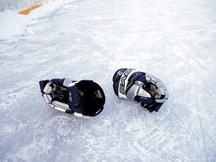 Paire de gants de hockey posée sur la glace
