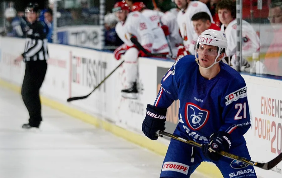 Joueur de l'équipe de France de hockey portant une demi-visière
