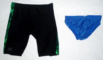 Un jammer et un slip de bain