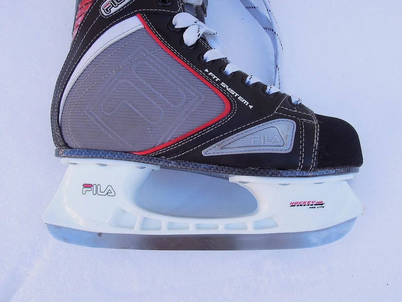 Patin de hockey sur glace : chaussure, support de lame et lame en acier